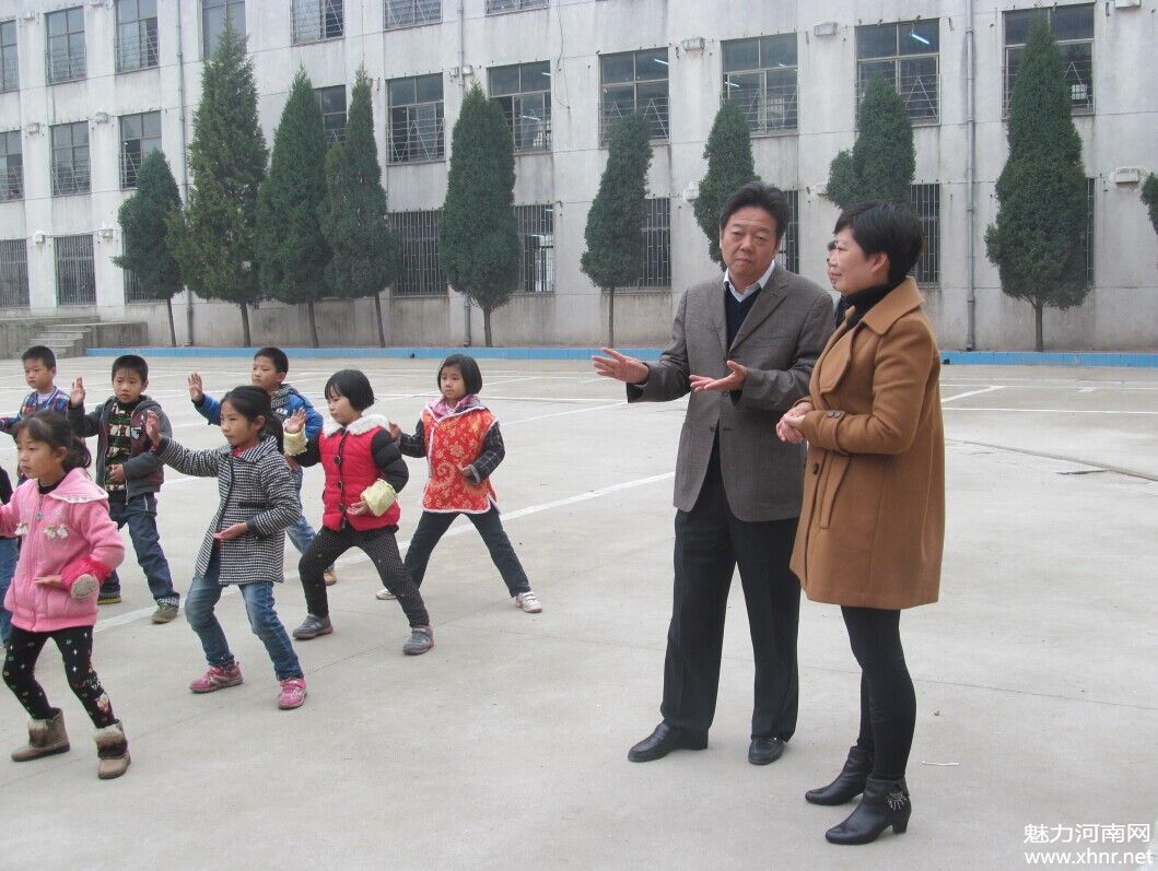 潢川县委宣传部部长胡国平视察逸夫小学