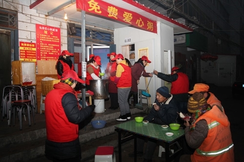 郑州“爱心粥屋”坚持免费早餐 每天服务百余人