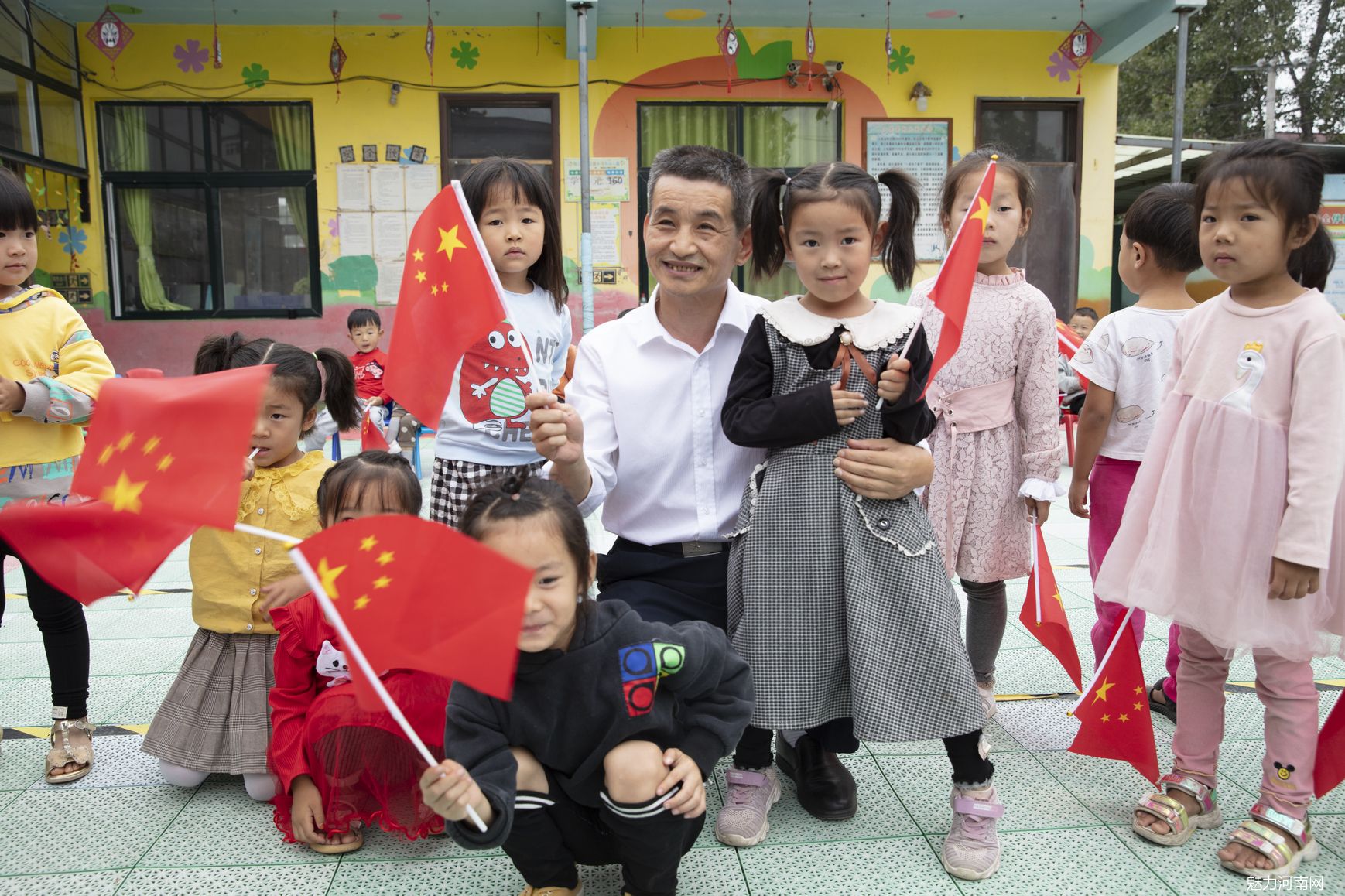 迎双节，关爱留守儿童 新乡爱心人士走进小花朵幼儿园