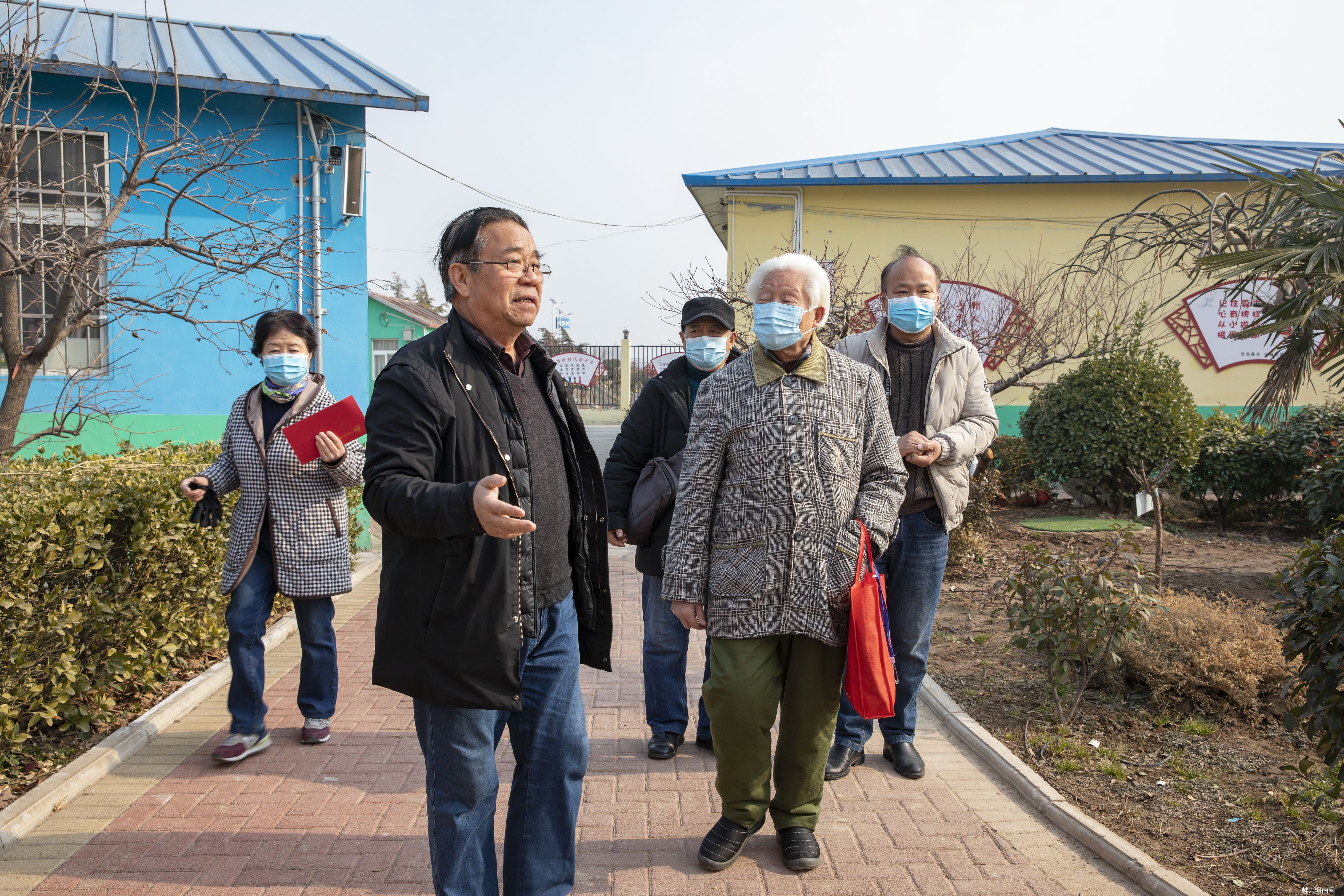 让世界充满爱！——新乡87岁，著名摄影家走进太阳村